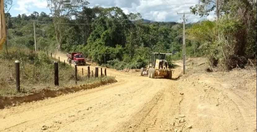 Camacã: Prefeitura recupera estrada da região Estrela de São João do Panelinha e região Córrego de Areia